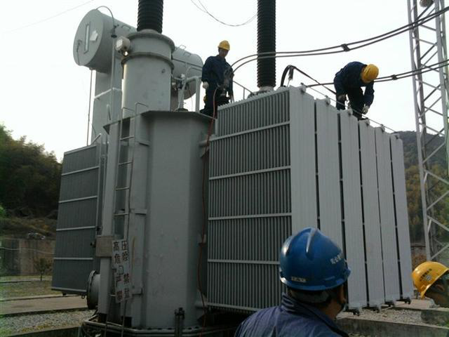 作業(yè)人員安全保護繩系在安全水平保護繩上，確保在變壓器本體上移動始終不會失去保護。