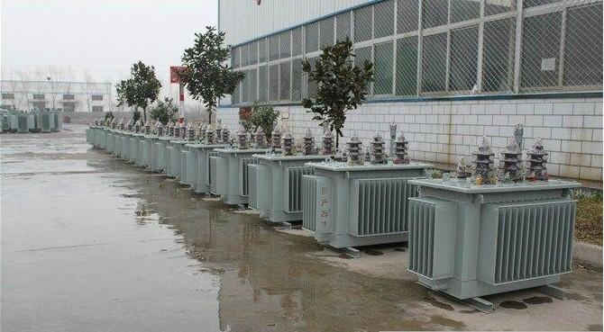 油浸式變壓器的保養(yǎng)如何去做？預防滲漏油：油浸式變壓器在油箱內充滿變壓器油，裝配中依靠緊固件對耐油橡膠元件加壓而密封。